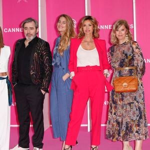 Un célèbre acteur de "Demain nous appartient" vient d'officialiser son divorce.

Jennifer Lauret, Arnaud Henriet, Solène Hébert, Ingrid Chauvin, Aude Thevenin productrice de Demain nous appartient au Palais des Festivals et des Congrès de Cannes. © Christophe Aubert via Bestimage