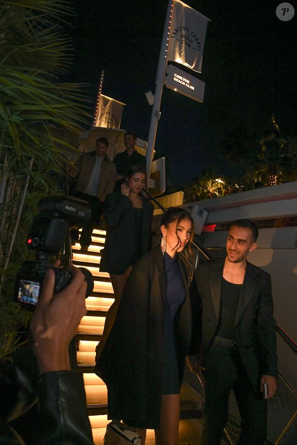 Antoine Dupont et l ex Miss France Iris Mittenaere au photocall du Grand Dîner en toute intimité avec Dadju sur la plage de l'hôtel Carlton en marge du 78ème Festival International du Film de Cannes, France, le 17 mai 2025. © Lionel Urman/Bestimage