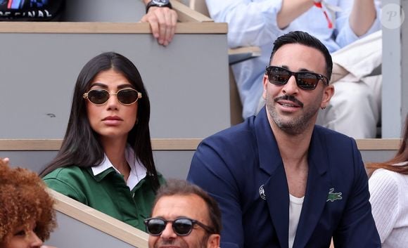 Adil Rami et sa compagne Louana Franco dans les tribunes lors des Internationaux de France de Tennis de Roland Garros 2025. Paris, le 1er Juin 2025. © Dominique Jacovides/Bestimage
