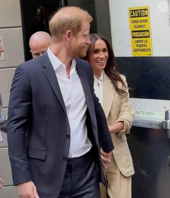 Le prince Harry, duc de Sussex et Meghan Markle, duchesse de Sussex, quittent leur hôtel par une porte dérobée à New York, le 23 avril 2025. (Backgrid USA / Bestimage).
