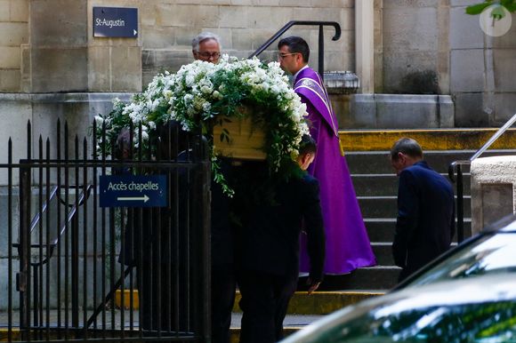 Il est mort peu avant ses 86 ans d'un arrêt respiratoire

Exclusif - Arrivée du cercueil du défunt - Arrivées aux obsèques de Francis Giacobetti à la chapelle Saint Pierre de Neuilly-sur-Seine, France, le 12 juin 2025. © Christophe Clovis/Bestimage