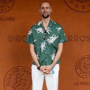 L’acteur Arié Elmaleh s’est rendu à Roland-Garros

Arié Elmaleh au village lors des Internationaux de France de Tennis de Roland Garros 2025. Paris, le 27 mai 2025. 
© Moreau / Jacovides / Bestimage