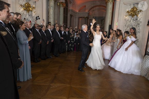 Exclusif - Gabrielle Janssens de Balkany ( robe Luisa Beccaria ) ouvre le Bal avec son père Olivier Janssens - - Défilé au Bal 2025 des débutantes à l’hôtel Shangri-La Paris le 29 novembre 2025. Le Bal / Moreau / Borde / Bestimage