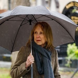 ce qui veut dire "faux" en français. Elle ne donne ensuite aucune précision mais cette intervention donne déjà de bons indices 

Nathalie Baye - Sorties des obsèques de l'avocat Hervé Temime au cimetière du Montparnasse à Paris, France, le 14 avril 2023. © Clovis-Jacovides/Bestimage