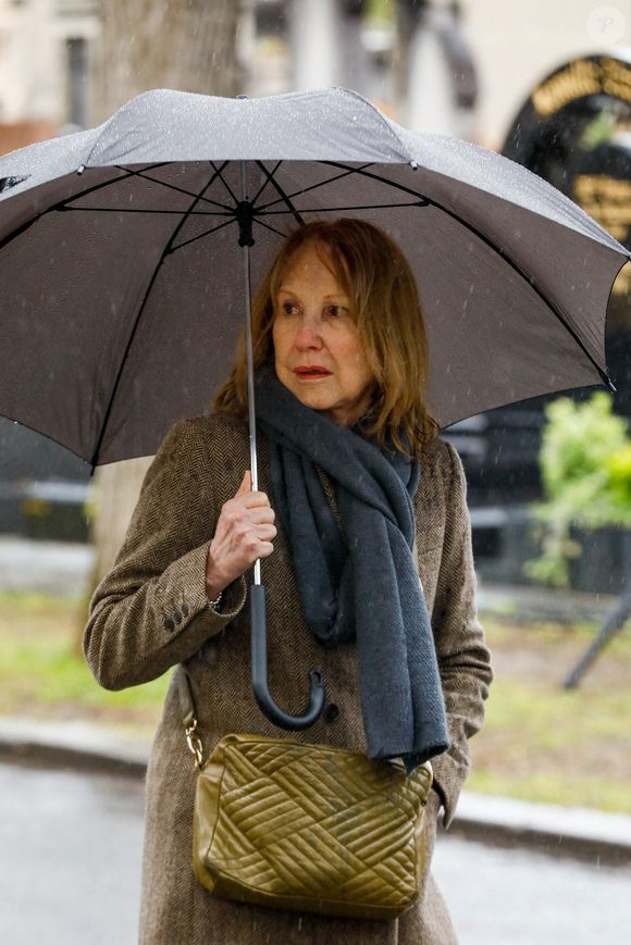 ce qui veut dire "faux" en français. Elle ne donne ensuite aucune précision mais cette intervention donne déjà de bons indices 

Nathalie Baye - Sorties des obsèques de l'avocat Hervé Temime au cimetière du Montparnasse à Paris, France, le 14 avril 2023. © Clovis-Jacovides/Bestimage