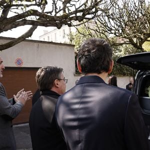 James Huth, réalisateur du film "Brice de Nice" , Eric Collado, Jean Dujardin, Manu Joucla, Eric Massot - Sorties des obsèques de Bruno Salomone en l'église Sainte-Anne de Polangis de Joinville-le-Pont (Val-de-Marne) le 23 mars 2026. © Cyril Moreau - Dominique Jacovides / Bestimage