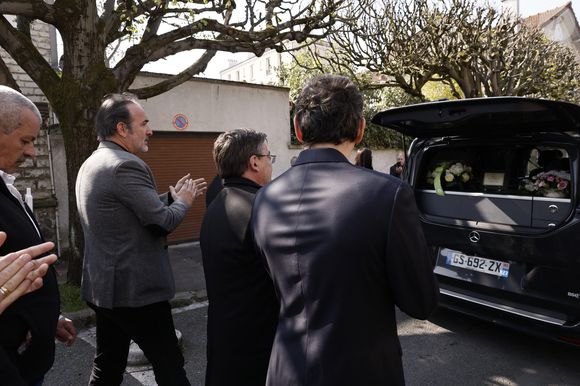 James Huth, réalisateur du film "Brice de Nice" , Eric Collado, Jean Dujardin, Manu Joucla, Eric Massot - Sorties des obsèques de Bruno Salomone en l'église Sainte-Anne de Polangis de Joinville-le-Pont (Val-de-Marne) le 23 mars 2026. © Cyril Moreau - Dominique Jacovides / Bestimage