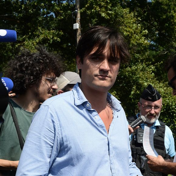 Anthony Delon et son demi-frère Alain-Fabien découvrent les hommages devant les grilles de la propriété de Douchy, quelques heures avant les obsèques de leur père, A.Delon, le 24 août 2024. © Agence / Bestimage