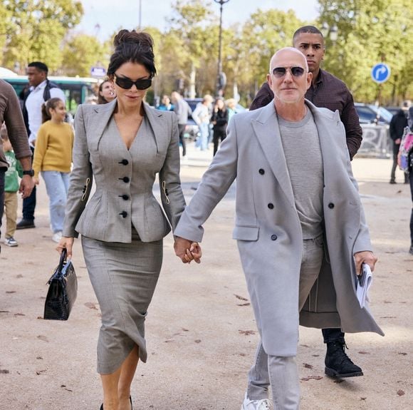 Jeff Bezos et Lauren Sánchez ont été aperçus alors qu'ils se rendaient au Grand Café à Paris pour déjeuner. Lauren a attiré tous les regards dans une tenue vintage John Galliano printemps/été 1995 lors de cette sortie très chic.

©Backgrid USA / Bestimage