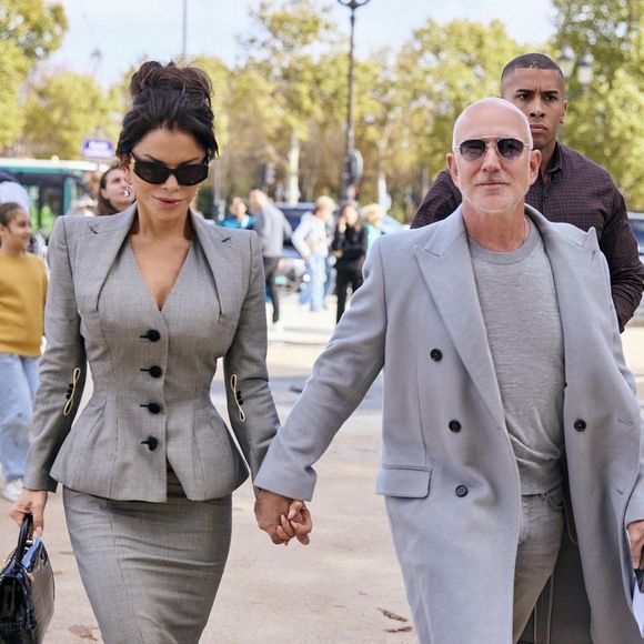 Jeff Bezos et Lauren Sánchez ont été aperçus alors qu'ils se rendaient au Grand Café à Paris pour déjeuner. Lauren a attiré tous les regards dans une tenue vintage John Galliano printemps/été 1995 lors de cette sortie très chic.

©Backgrid USA / Bestimage