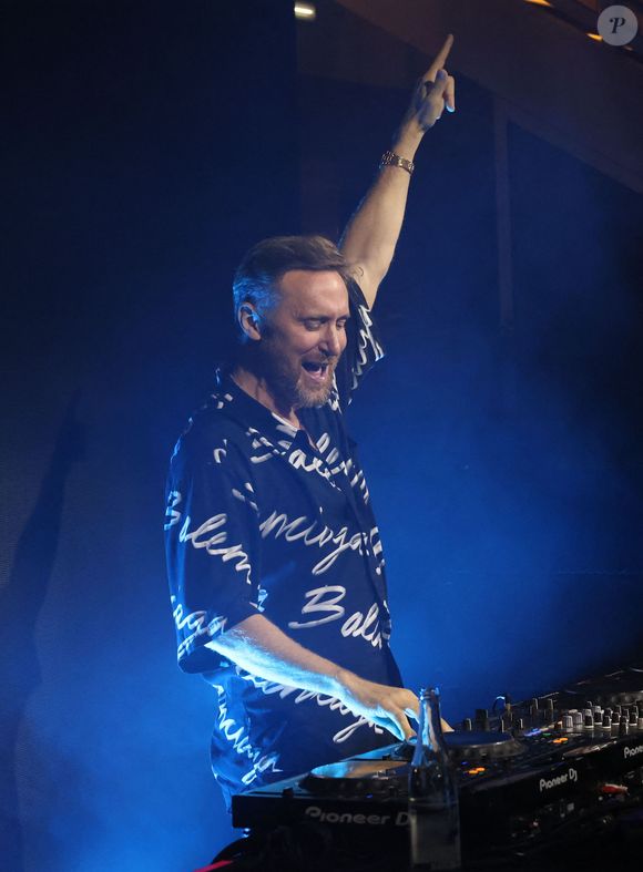 La réaction du papa ne s'est pas fait attendre : un immense sourire a illuminé son visage, capturé en vidéo et partagé sur Instagram.

Exclusif - Concert privé du Dj David Guetta à l'occasion de l'inauguration du Monaco Yacht Show 2022 au Yacht Club de Monaco le 29 septembre 2022. 

© Claudia Albuquerque/Bestimage