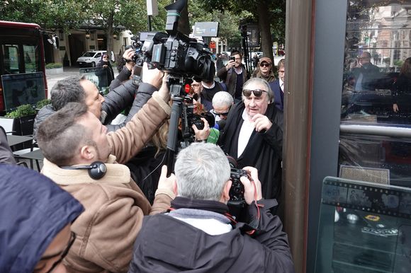 Gérard Depardieu et le paparazzi Rino Barillari se réconcilient au Harry's Bar à Rome le 19 janvier 2026.
C'est au même endroit, le 21 mai 2024 que les deux hommes se sont accrochés.
Gérard Depardieu aurait frappé le photographe à trois reprises au visage car ce dernier avait bousculé la compagne de Gérard Depardieu pour faire une série de photos.
Après cet incident, les plaintes ont fusé de toute part....mais les images montrent que les deux hommes ont trouvé un terrain d'entente.  
Zuma Press / Bestimage