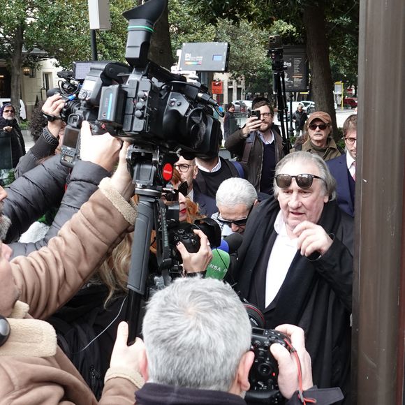 Gérard Depardieu et le paparazzi Rino Barillari se réconcilient au Harry's Bar à Rome le 19 janvier 2026.
C'est au même endroit, le 21 mai 2024 que les deux hommes se sont accrochés.
Gérard Depardieu aurait frappé le photographe à trois reprises au visage car ce dernier avait bousculé la compagne de Gérard Depardieu pour faire une série de photos.
Après cet incident, les plaintes ont fusé de toute part....mais les images montrent que les deux hommes ont trouvé un terrain d'entente.  
Zuma Press / Bestimage