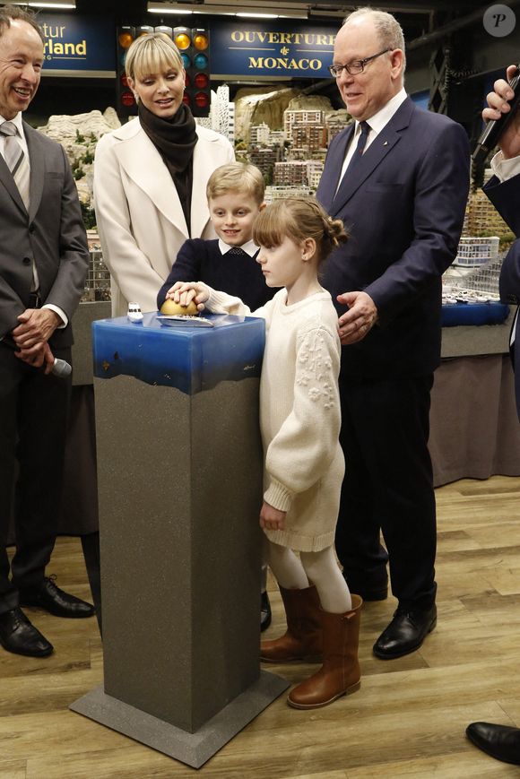 Le Prince Albert II de Monaco et son épouse Charlene Lynette Grimaldi, Princesse de Monaco, visitent le nouveau Monaco World in Miniatur Wunderland avec leurs enfants, les jumeaux Gabriella et Jacques à Hambourg, Allemagne, le 25 avril 2024. Photo Christopher Tamcke/Ddp Images/Abaca