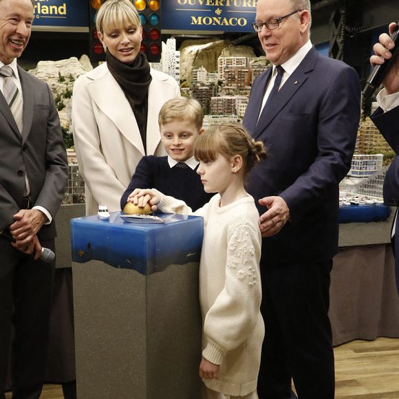 Le Prince Albert II de Monaco et son épouse Charlene Lynette Grimaldi, Princesse de Monaco, visitent le nouveau Monaco World in Miniatur Wunderland avec leurs enfants, les jumeaux Gabriella et Jacques à Hambourg, Allemagne, le 25 avril 2024. Photo Christopher Tamcke/Ddp Images/Abaca