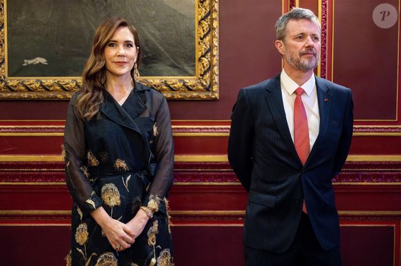 Le roi Frederik X du Danemark et la reine Mary au forum de l'Economie organisé au Palais Brongniart à Paris le 1er avril 2025 Backgrid USA / Bestimage