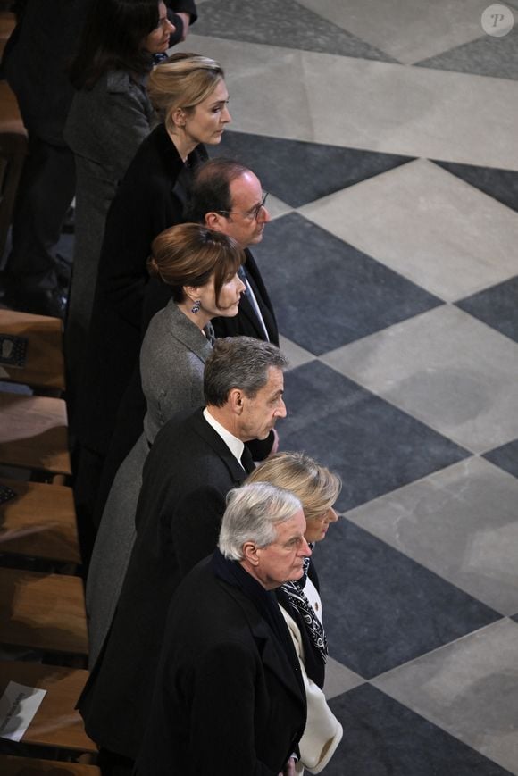 Pour célébrer cet événement historique, l’Élysée a naturellement organisé une cérémonie de réouverture où de nombreuses personnalités publiques ont été conviées.

Julie Gayet, l'ancien président français François Hollande, Carla Bruni Sarkozy, l'ancien président français Nicolas Sarkozy et le Premier ministre français Michel Barnier lors de la cérémonie officielle de réouverture de la cathédrale Notre-Dame de Paris, France, le 7 décembre 2024, après plus de cinq ans de travaux de reconstruction suite à l'incendie d'avril 2019.