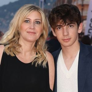 Amanda Sthers célèbre un moment précieux : les 21 ans de son fils Léon. 

Amanda Sthers et Léon Hesby sur le tapis rouge du prix du court métrage lors du 37ème festival du film de Cabourg, à Cabourg, France. © Coadic Guirec/Bestimage