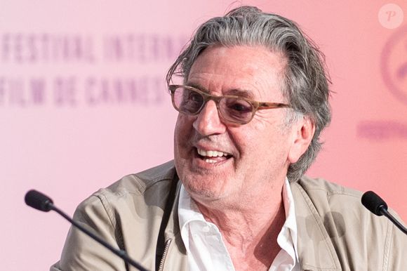 Daniel Auteuil en conférence de presse pour le film "Vie Privée" lors du 78ème Festival International du Film de Cannes, le 21 mai 2025. 

Photo : Estelle Carlier / Pool / Bestimage