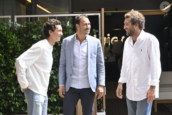 Pour cause : l'entreprise familiale recherche avant tout de véritables profils d'entrepreneurs pour préserver son haut niveau d'exigence.

Raphaël Kretz, Valentin Kretz et Martin Kretz en tournage au village lors des Internationaux de France de tennis de Roland Garros 2024, à Paris, le 1er juin 2024. 

© Chryslene Caillaud/Panoramic/Bestimage