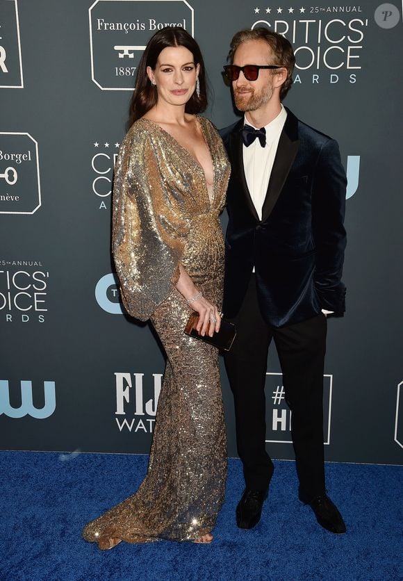 Un business particulièrement lucratif puisque ses créations les plus prestigieuses dépassent les 80 000 euros.

Anne Hathaway et son mari Adam Shulman lors de la 25e édition de la soirée des Critics Choice Awards au Barker Hangar à Santa Monica, Los Angeles, Californie, Etats-Unis, le 12 janvier 2020. Bestimage