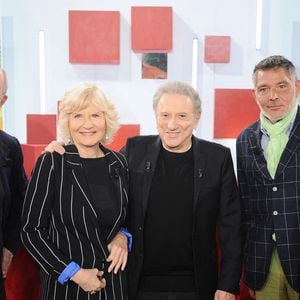 Exclusif - Philippe Geluck, Catherine Ceylac, Michel Drucker, Christophe Dolbeau et Claude Serillon lors de l'enregistrement de l'émission Vivement dimanche au studio Rive gauche, présentée par M.Drucker, diffusée sur France 3 le 17 mai 2026, à Paris, France, le 21 avril 2026. © Guillaume Gaffiot/Bestimage