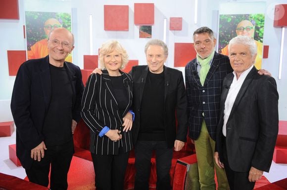 Exclusif - Philippe Geluck, Catherine Ceylac, Michel Drucker, Christophe Dolbeau et Claude Serillon lors de l'enregistrement de l'émission Vivement dimanche au studio Rive gauche, présentée par M.Drucker, diffusée sur France 3 le 17 mai 2026, à Paris, France, le 21 avril 2026. © Guillaume Gaffiot/Bestimage