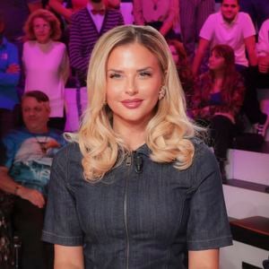 Mais à peine Esmée est-elle apaisée que Céleste se met à pleurer… et inversement. 

Info - Kelly Vedovelli rejoindrait la bande de "Tout beau, tout n9uf" - Exclusif - Kelly Vedovelli, sur le plateau de de l’émission « TPMP » présentée par C.Hanouna et diffusée en direct sur C8, Paris, France, le 22 octobre 2024. © Jack Tribeca / Bestimage