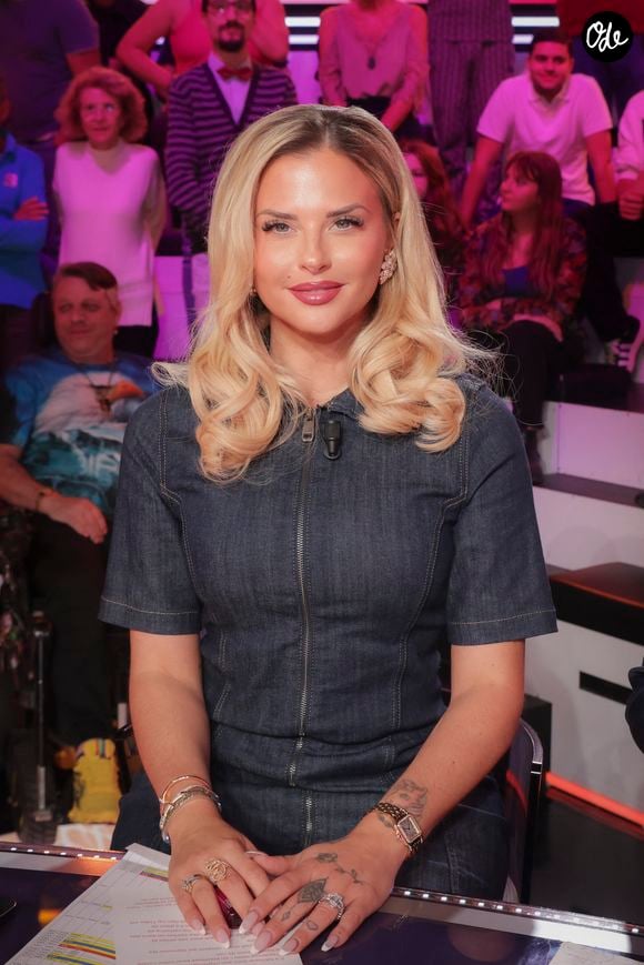 Mais à peine Esmée est-elle apaisée que Céleste se met à pleurer… et inversement. 

Info - Kelly Vedovelli rejoindrait la bande de "Tout beau, tout n9uf" - Exclusif - Kelly Vedovelli, sur le plateau de de l’émission « TPMP » présentée par C.Hanouna et diffusée en direct sur C8, Paris, France, le 22 octobre 2024. © Jack Tribeca / Bestimage