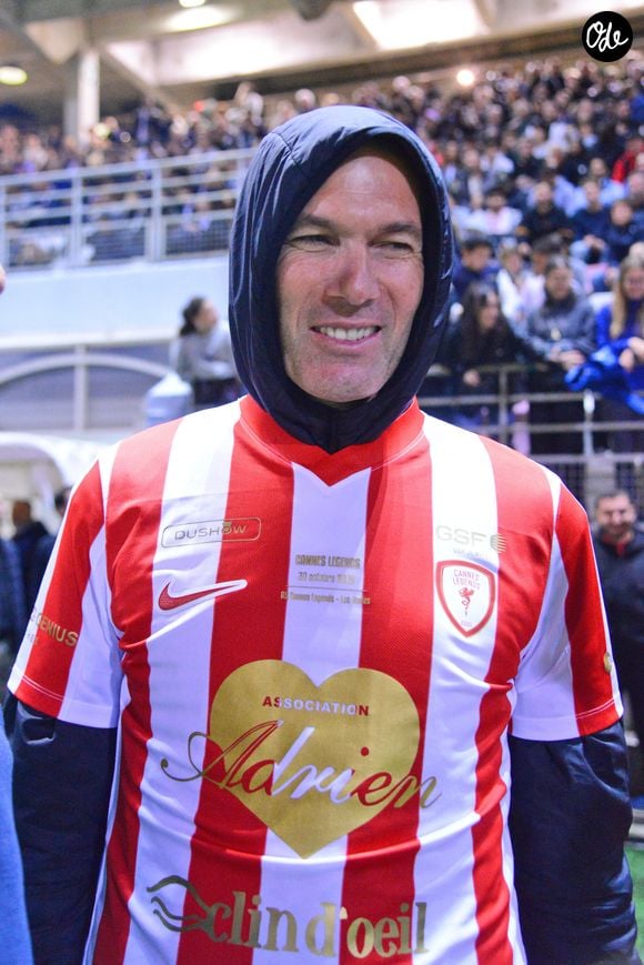 Il dit avoir refusé toutes les autres propositions d'entraîneur pour attendre uniquement les Bleus.

Zinedine Zidane durant la première édition du « match des légendes » opposant l'équipe des Légendes, les anciens de Cannes, à l'équipe des Etoiles avec pour capitaine Didier Deschamps, au stade Pierre de Coubertin à Cannes, le 30 octobre 2025. © Bruno Bebert / Dominique Jacovides / Bestimage