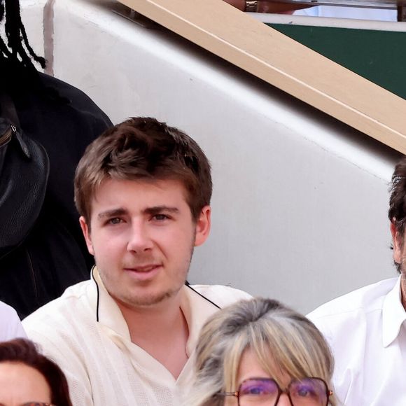 Patrick Bruel et ses fils Oscar et Léon dans les tribunes lors des Internationaux de France de Tennis de Roland Garros 2025. Paris, le 1er Juin 2025. © Dominique Jacovides/Bestimage