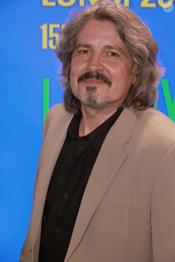 Il s'agit de Philippe Vasseur.

Philippe Vasseur de la série "Les mystères de l'amour". La 6 ème édition du Festival Séries Mania à Lille lundi 20 mars 2023. © Christophe Aubert via Bestimage