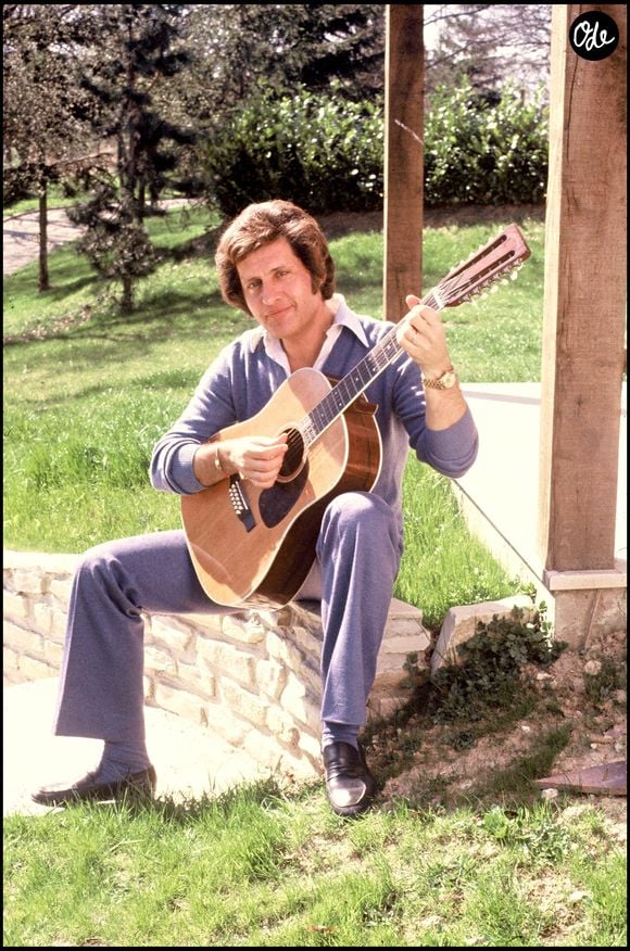 Sa relation avec Christine, devenue particulièrement passionnelle et destructrice, Joe s’éloigne de plusieurs de ses proches.

Info - 40ème anniversaire de la mort de Joe Dassin le 20 août - ARCHIVE - JOE DASSIN. AGENCE / BESTIMAGE