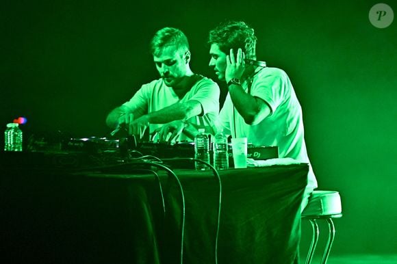 Le groupe Bon Entendeur, Pierre Della Monica et Arnaud Bonet, sur la scène du théâtre de Verdure pour le Festival Cross Over à Nice, France, le 20 août 2021. Le Festival Crossover à Nice 2021 met à l'honneur les musiques actuelles éléctroniques et les meilleurs artistes du moment. Cette année, crise sanitaire oblige, c'est un événement adapté qui sera proposé aux festivaliers niçois, avec contrôle des pass sanitaires ou de tests négatifs. © Bruno Bebert/Bestimage