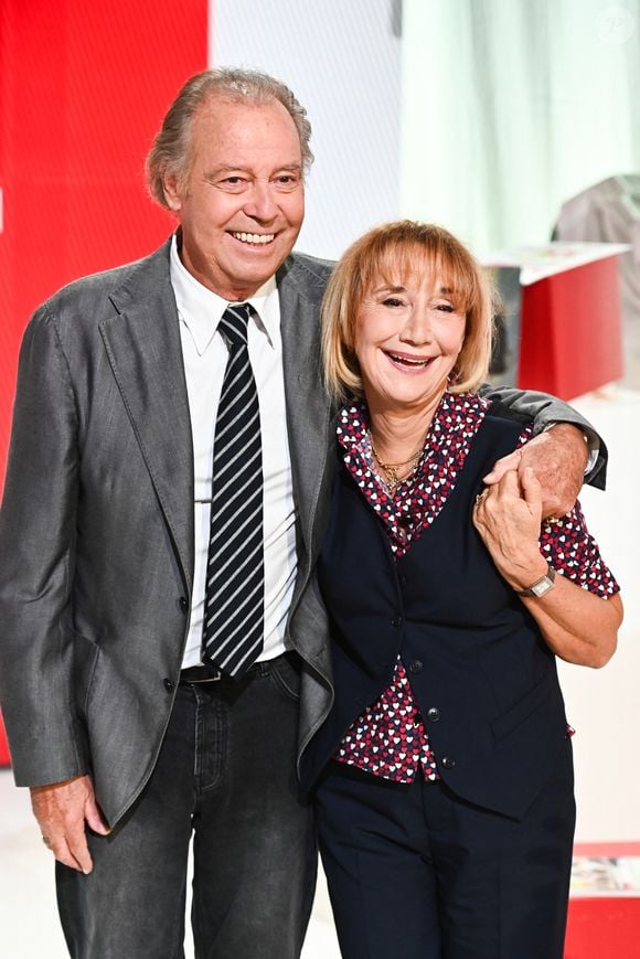 Rappelons que l'acteur et humoriste de 77 ans donne la réplique à Anne-Marie Chazel
Exclusif - Michel Leeb et Marie-Anne Chazel - Enregistrement de l'émission "Vivement Dimanche" au Studio Gabriel à Paris, présentée par M.Drucker et diffusée le 5 octobre sur France 3 © Guillaume Gaffiot / Bestimage