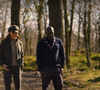 Discutant de son rapport à la nature et des valeurs de l'organisation avec le chef des Scouts Dwayne Fields.
Capture d'écran de la vidéo de Kate Middleton avec les Scouts.