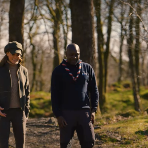Discutant de son rapport à la nature et des valeurs de l'organisation avec le chef des Scouts Dwayne Fields.

Capture d'écran de la vidéo de Kate Middleton avec les Scouts.