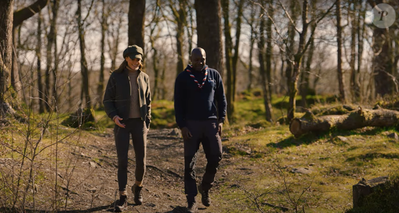 Discutant de son rapport à la nature et des valeurs de l'organisation avec le chef des Scouts Dwayne Fields.

Capture d'écran de la vidéo de Kate Middleton avec les Scouts.