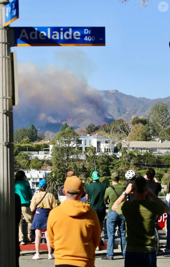 L'incendie de Pacific Palisades brûle à Los Angeles. Il pourrait s'agir de la pire catastrophe de l'histoire de l'Etat de Californie. Un énorme panache de fumée est visible derrière l'aéroport LAX, les résidents inquiets observent à distance, deux avions de lutte contre les incendies Super Scooper recueillent de l'eau dans l'océan Pacifique pour la déverser sur le feu.