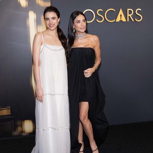 Margaret Qualley et Demi Moore arrivent à la 15e cérémonie des Governors Awards dans la salle de bal Ray Dolby à Ovation Hollywood le dimanche 17 novembre 2024.