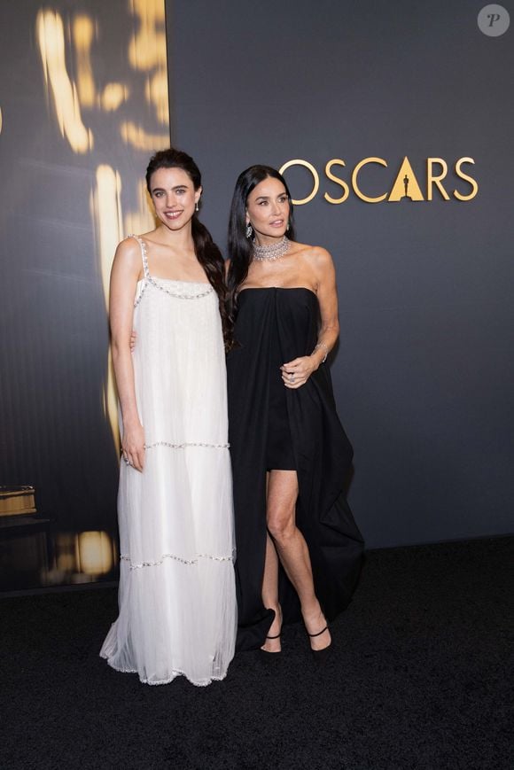 Margaret Qualley et Demi Moore arrivent à la 15e cérémonie des Governors Awards dans la salle de bal Ray Dolby à Ovation Hollywood le dimanche 17 novembre 2024.