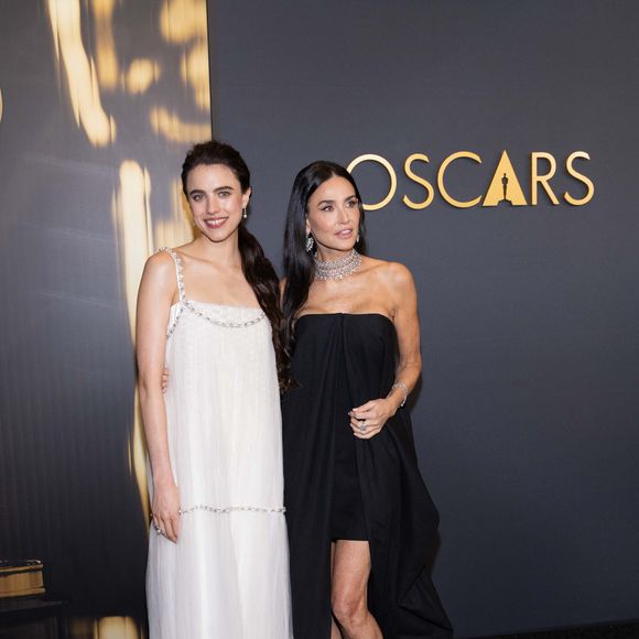 Margaret Qualley et Demi Moore arrivent à la 15e cérémonie des Governors Awards dans la salle de bal Ray Dolby à Ovation Hollywood le dimanche 17 novembre 2024.