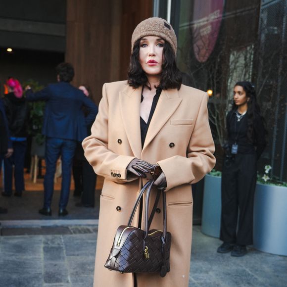 En légende, elle écrivait : "Adieu aujourd'hui à Mlle Nicole Bataille en l'église Saint-Pierre-Saint-Paul de Courbevoie, elle qui m'a donné l'amour du théâtre au lycée Alfred de Vigny de Courbevoie."

Isabelle Adjani assiste au défilé Stella McCartney Womenswear Fall/Winter 2025-2026 dans le cadre de la Fashion Week de Paris le 05 mars 2025 à Paris, France. © Lucia Sabatelli / Bestimage