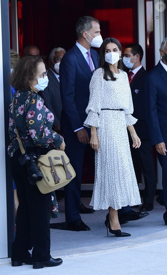 La reine Letizia d'Espagne, le roi Felipe VI et le président du Portugal Marcelo Rebelo de Sousa lors de l'inauguration du centre de traitement contre le cancer Botton-Champalimaud à Lisbonne le 27 septembre 2021.

AGENCE / BESTIMAGE