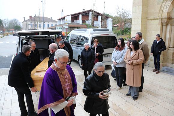 Exclusif - Obsèques de Maïté, la célèbre cuisinière et restauratrice, en présence des ses deux petites-filles Perrine et Camille Ordonez en l'église Saint-Barthélemy de Rion-des-Landes, son village natal le 26 décembre 2024. © Patrick Bernard/Bestimage