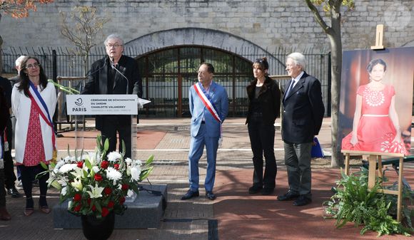 Exclusif - Emmanuelle Pierre-Marie (maire du 12ème arrondissement de Paris), Dominique Besnehard, Jean-Luc Romero (Adjoint à la maire de Paris), Aude (soeur de Charlotte Valandrey) et Jean-Pierre Pascal (Père de Charlotte Valandrey) lors de la cérémonie de dénomination d’un jardin en hommage à Charlotte Valandrey, au 17 rue Hector Malot dans le XIlème arrondissement de Paris, France, le 4 avril 2025. © Coadic Guirec/Bestimage