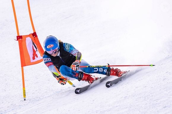En effet Margot Simond a dû traverser la “forêt de piquets” censée ralentir les skieurs pour leur éviter une arrivée trop rapide sur le saut de 10 mètres qui suit

Entraînement avant la coupe du monde de ski alpin à Solden (Autriche). © Imago / Panoramic / Bestimage