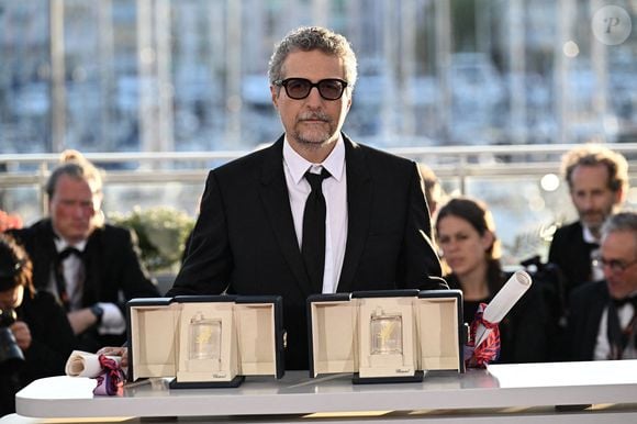 Le réalisateur brésilien Kleber Mendonca Filho pose lors d'un photocall avec le prix du meilleur acteur qu'il a accepté au nom de l'acteur brésilien Wagner Moura (non photographié) pour le film "O Agente Secreto" (L'agent secret) et le prix du meilleur réalisateur lors de la cérémonie de clôture de la 78e édition du Festival de Cannes à Cannes, France, le 24 mai 2025. Photo de David Niviere/ABACAPRESS.COM