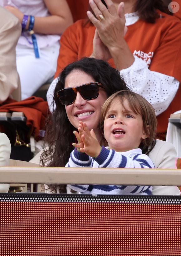 Vêtu d’un petit short bleu et d’un joli pull bleu et blanc dans le style d’une marinière, le fils de Rafael Nadal a fait sensation

Xisca Perello, Rafael Junior - Hommage à Rafael Nadal lors des internationaux de France de tennis à Rolnd Garros le 25 mai 2025.

© Dominique Jacovides / Cyril Moreau / Bestimage