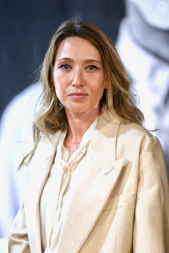 Son rôle de Noémie Chastain dans la série "Surface", une capitaine de police confrontée à l’alcool et aux blessures, lui a permis de faire un parallèle avec sa propre expérience. 

Laura Smet - 32ème Festival du film Britannique de Dinard. MPP / Bestimage